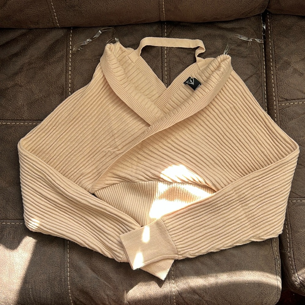 Cream long-sleeve crop top from Windsor.